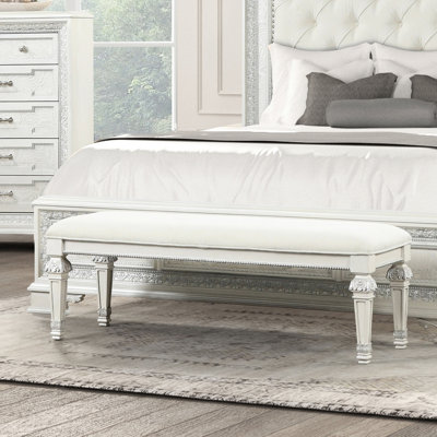 Banc traditionnel avec finition blanc crème, rond orné d'argent, placage de chêne et mousse, H 19,5 po pour ajout décoratif de chambre à coucher en métal argenté mesurant 19,5 po de hauteur