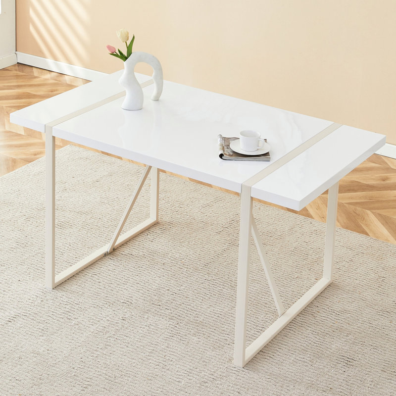 Table de salle à manger de style industriel avec pieds en métal