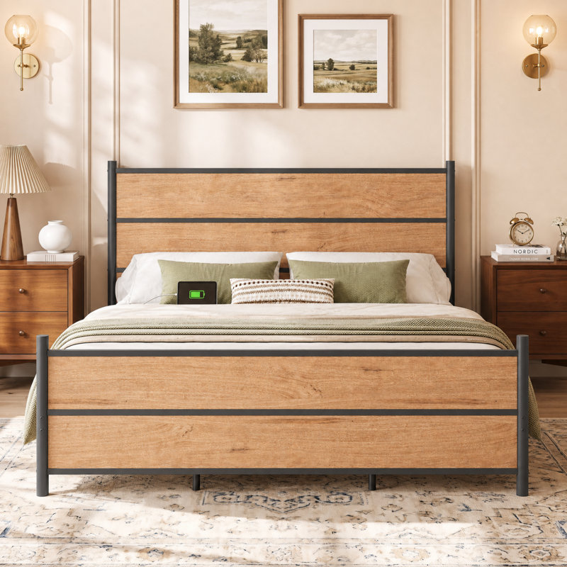 Cadre de lit plateforme industriel avec tête de lit DEL et station de recharge, Très grand lit, Bois naturel