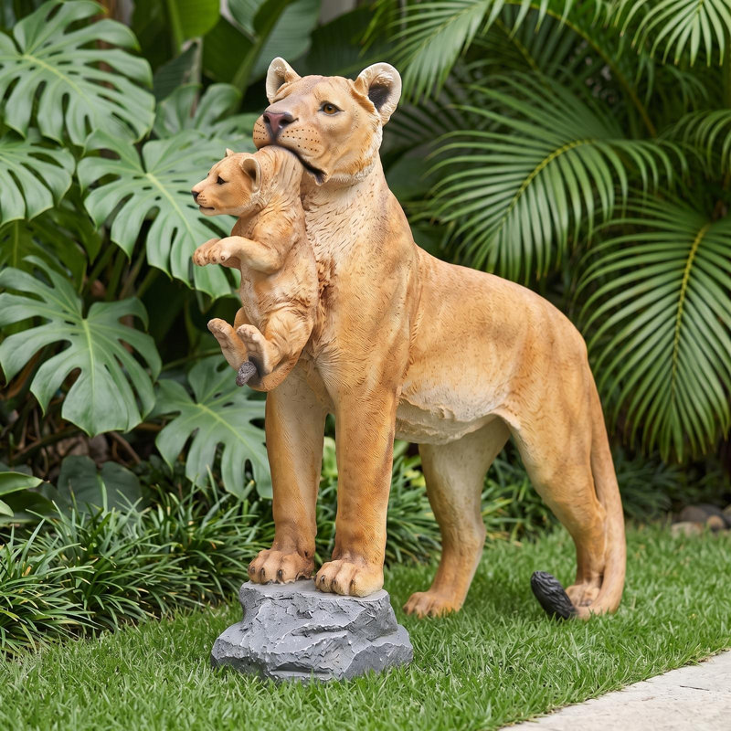 Avec statue cub Lioness