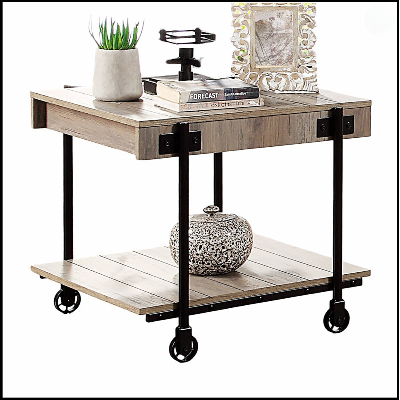 Table de bout de style industriel avec tablette inférieure ouverte, conception en bois reproduit et pieds de roue pour un charme et une fonctionnalité rustiques.