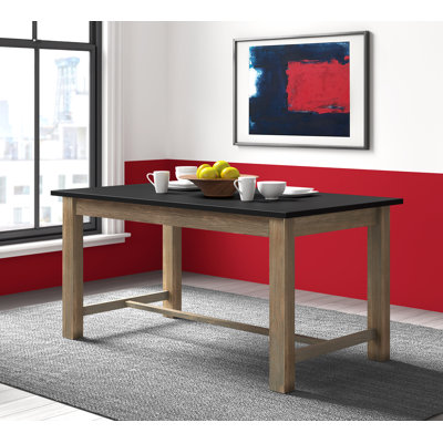 Table de salle à manger Tommy Hilfiger Elmhurst de 162,5 cm de large, style ferme moderne, dessus noir et piètement en chêne gris, lignes épurées et design à tréteaux.
