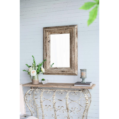 Le miroir de 29,5 po x 20,5 po avec cadre en bois brun de 30 x 2 x 39 po rehausse le décor de la pièce et l'expérience visuelle du mur ajoute de la chaleur aux reflets