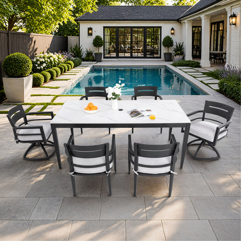 Ensemble de salle à manger d'extérieur moderne 7 pièces Modern - Table rectangulaire 35,5 po x 71 po avec dessus en pierre frittée d'inspiration marbre, 4 chaises et 2 chaises berçantes pivotantes, coussins Sunbrella