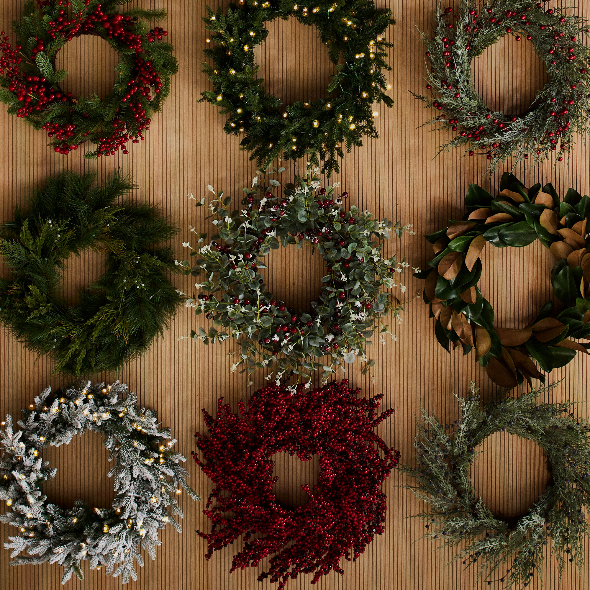Dandan Faux Lighted Plug-In 24'' Wreath, Green/White