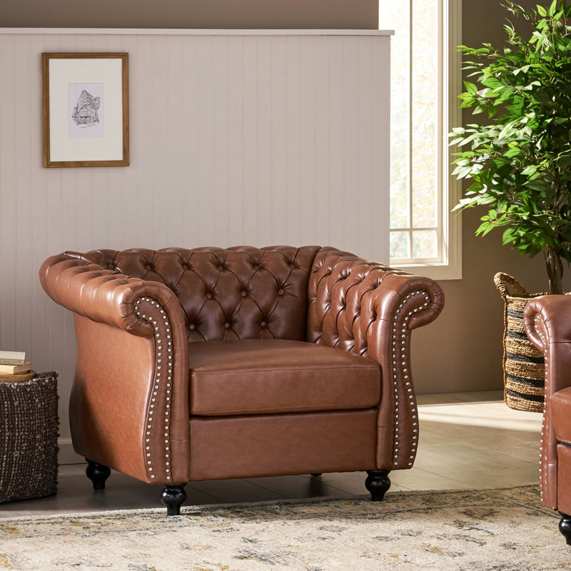 Chaise d'appoint brune avec accents cloutés, inspirée du style éblouissant d'unité centrale, revêtue pour une vie chic
