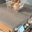 Tour artisanale en bois avec design pivotant, brun