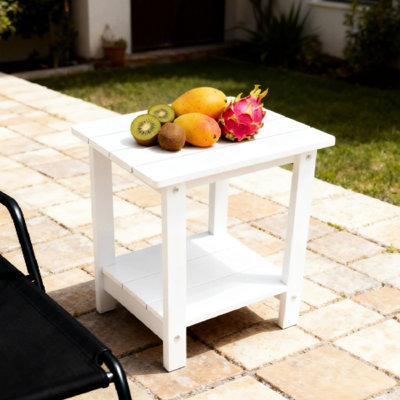 Table d'appoint en bois de couleur blanche pour le jardin et les rassemblements extérieurs, avec une structure à double couche de rangement supplémentaire pour les livres, les hanches, un dossier ergonomique épuré et confortable, un article large