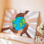 Toile, "Vibrant Illustration" mettant en vedette des mains variées de tons de peau variés s'emboîtant autour d'un globe stylisé sur toile-1401710484