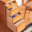 Bureau rectangulaire brun en bois massif-1357594202