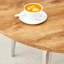 Doté d'un mécanisme rétractable astucieux, le plateau de table en bois aggloméré et les pieds en métal argenté possèdent une surface lisse et délicate. Le look unique crée la silhouette élégante d'une maison moderne.