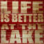 «Life Is Better at the Lake», impression d'art textuel sur bois sans cadre-16934959