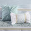 Literie en seersucker double / grand avec coussins décoratifs - en édredon jaune et bleu à motif floral imprimé botanique blanc-117361284-117361285