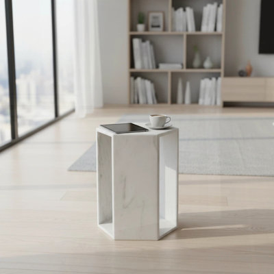 Table d'appoint hexagonale avec finition polie pour une décoration intérieure élégante