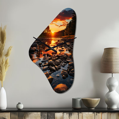 «Kentucky Landscape River» - horloge murale en métal de forme unique orange, impression d'horloge murale moderne de forme libre