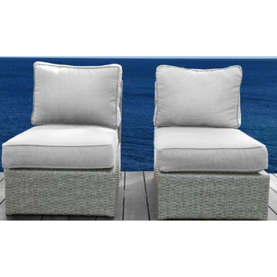 Chaise de patio entièrement assemblée avec osier résistant aux intempéries et coussins confortables en oléfine pour une détente en plein air