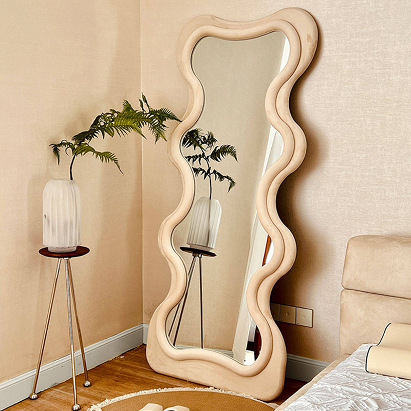 Miroirs pleine grandeur en bois manufacturé de forme libre