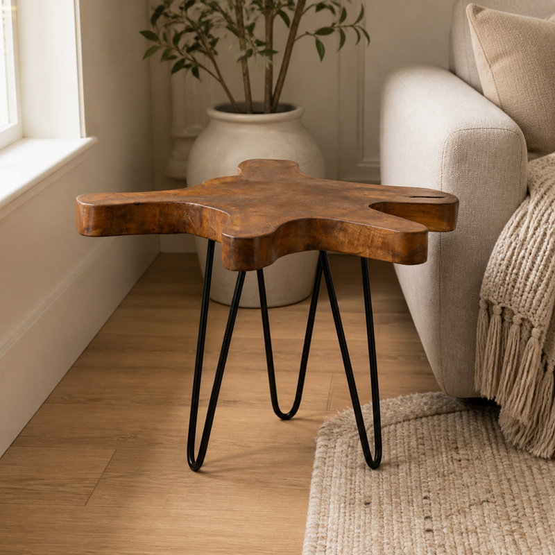 Table d'appoint en bois de teck recyclé avec plateau à bord naturel et pieds en épingle à cheveux noirs