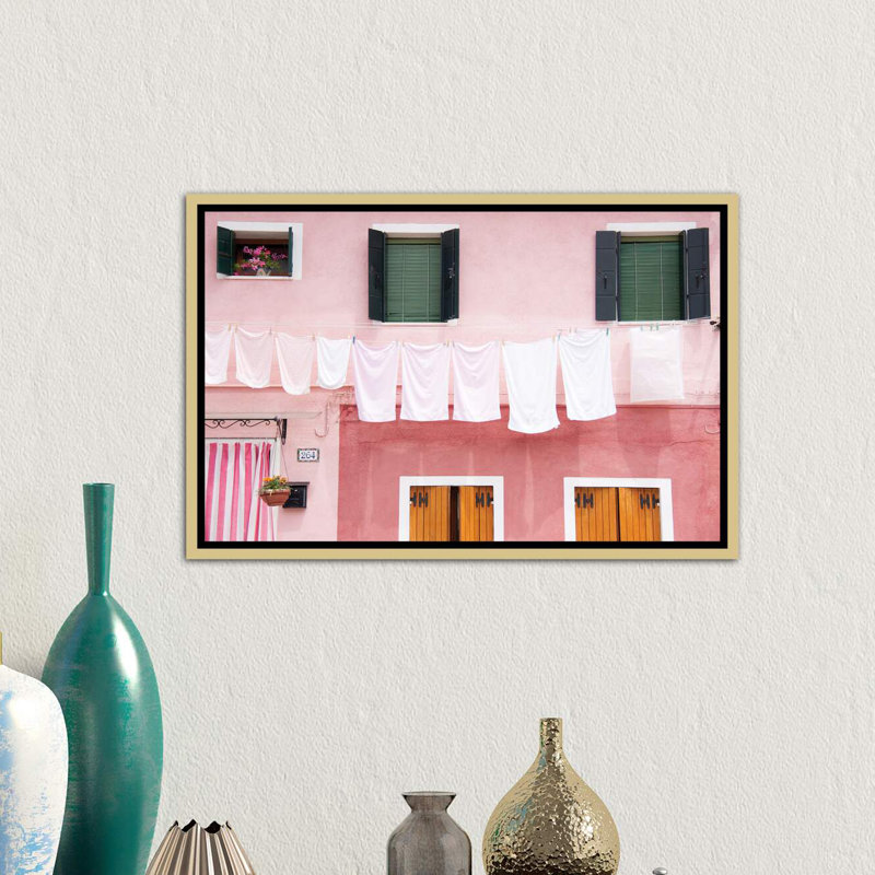 « Dirty Laundry »-reproduction de photo, Toile encadrée d'or, H 18 po x l 26 po x P 1,5 po