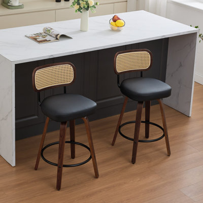 Ensemble de 2 tabourets de comptoir pivotants 26 "en noyer massif avec dossier en canne, beige