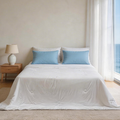 Cooling Comforter, All-Season Lightweight & Breathable Quilt for Hot Sleepers with Q-Max 0.45 Technology, Temperature Regulating White Blanket for Night Sweating Relief, Available in Queen 