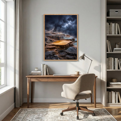 Toile orange orangée sous un ciel orageux avec éclair