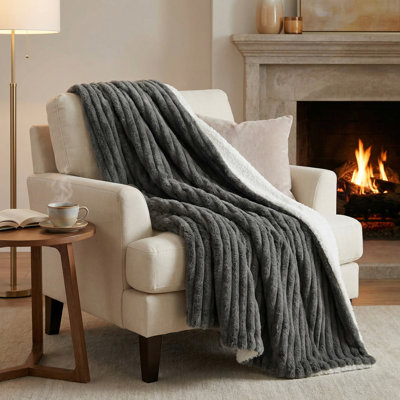 Jeté en fausse fourrure - couverture simple 60 x 70 pouces pour canapé, lit ou chaise - Jeté doux avec fourrure de lapin en peluche et sherpa chaud pour le salon, la chambre à coucher et la décoration intérieure par Lavish Home (gris)