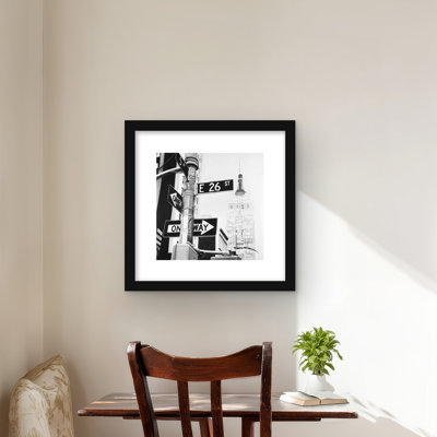 «New York City Street Signs - Black Typo», reproduction d'art encadrée