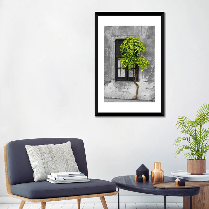 Arbre en face de la fenêtre par Panoramic Images - reproduction de photo sur toile, H 32 po x l 24 po x P 1 po, Cadre noir