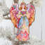Ornement en bois rose avec ange floral