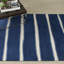 Tapis bleu marine en laine / viscose touffeté à la main à rayures Gonde-21411728