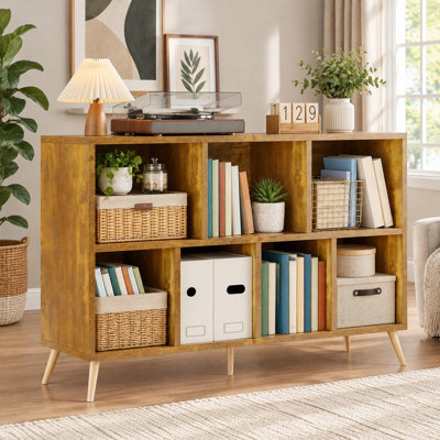 Des pattes en bois naturel surélèvent ce meuble de rangement rustique brun à 7 cubes, combinant une vitrine de style milieu du siècle et une bibliothèque de jouets pour les salons, les chambres d'enfants ou les chambres à coucher.