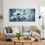 Tableau sur toile représentant des fleurs bleu pâle parsemées de touches dorées sur fond d'ardoise-1245628819