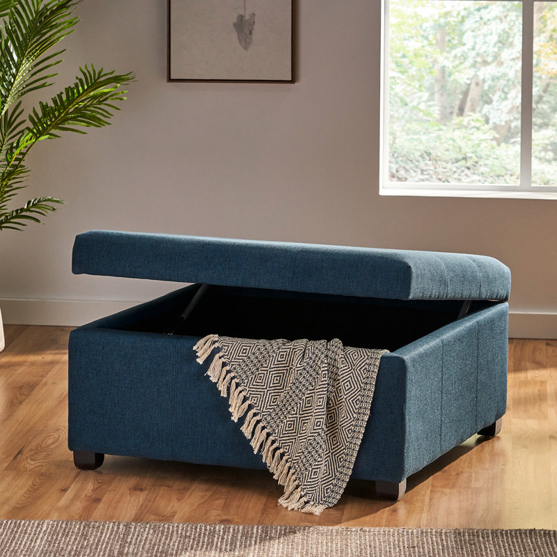 Moderne avec texture gaufrée et rangement généreux - intérieur contemporain bleu marine