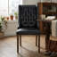 Ensemble de salle à manger rond de style jacobéen, en bois d'hévéa noir vieilli et cuir PU, comprenant une table sur pied et 6 chaises Parson capitonnées.