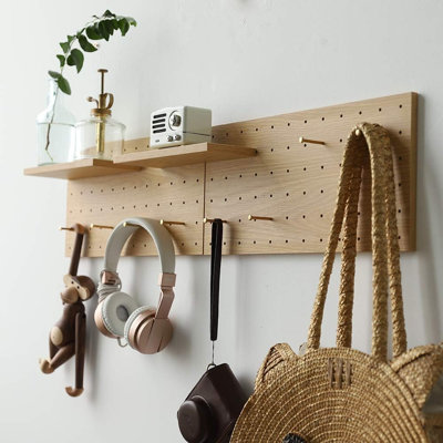 Panneau perforé en bois, panneau perforé robuste pour organisateur de grille mural, panneaux de rangement et de présentation avec tablettes et crochets en laiton (couleur: chêne)