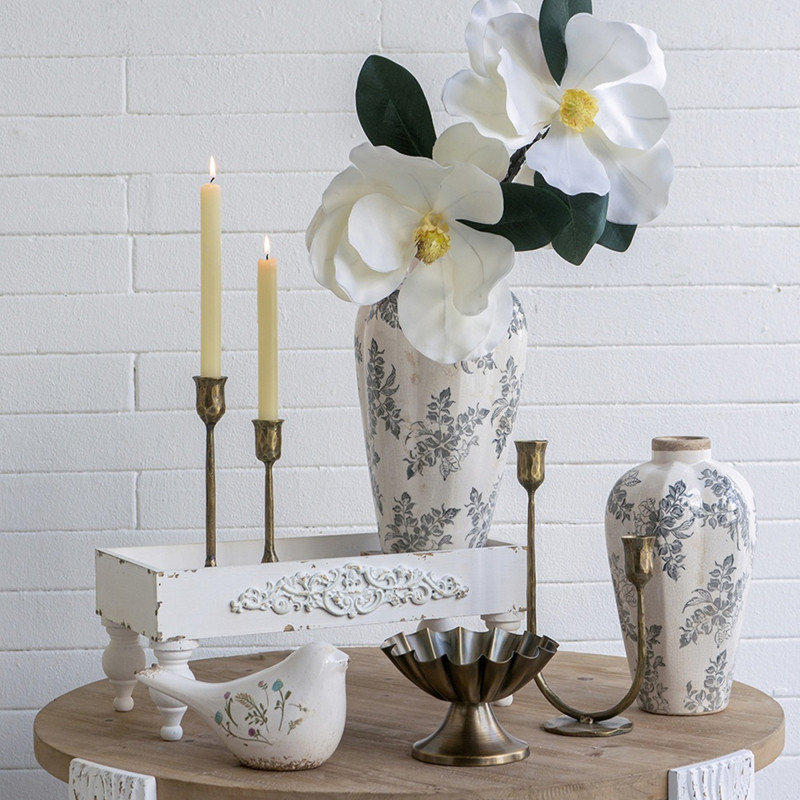 Élégant vase décoratif en céramique blanc avec motif floral gris 6,7 x 6,7 x 11,6 pouces pour la décoration intérieure