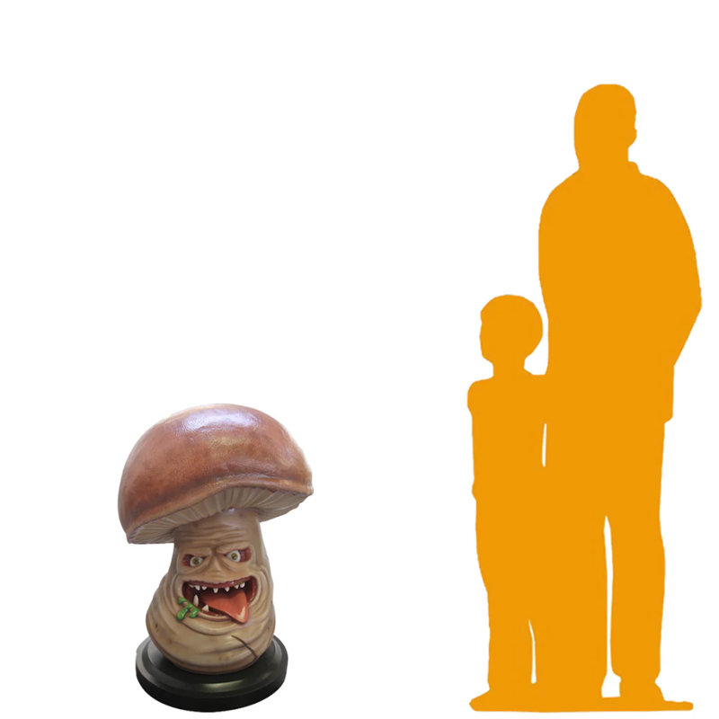 Statue de champignon surdimensionné infesté de légumes effrayants