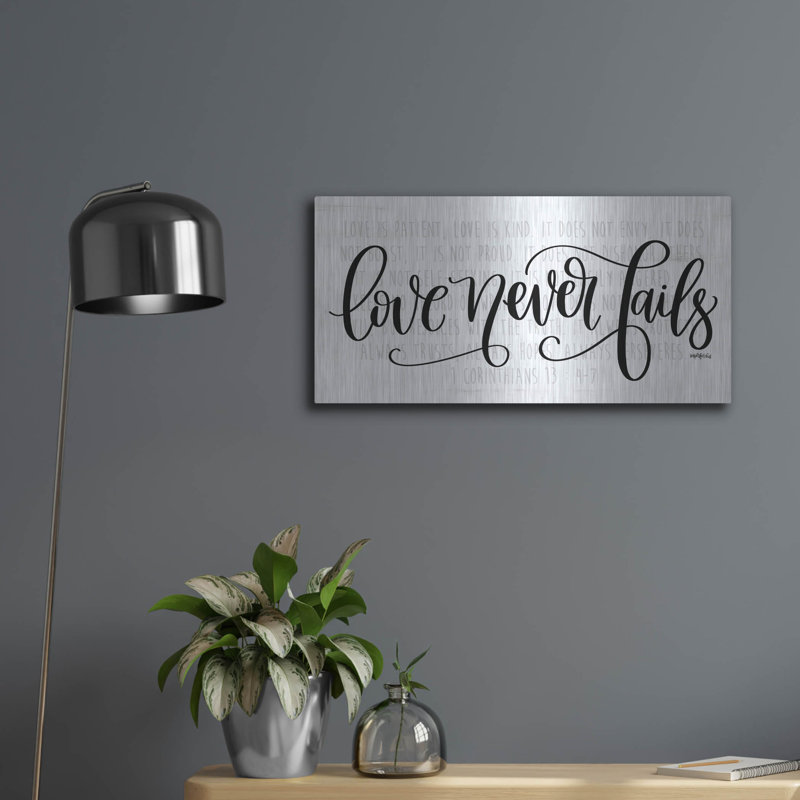 «Love Never Fails» par imperfect Dust, H 12 po x l 24 po