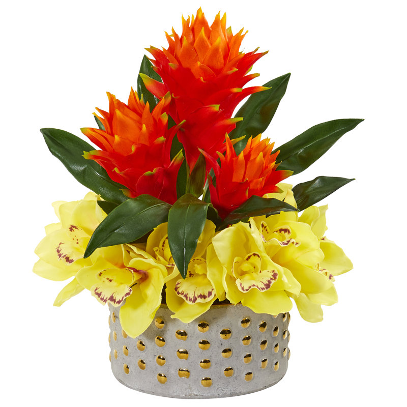 Arrangement floral mélangé cymbidium dans un pot de fleurs