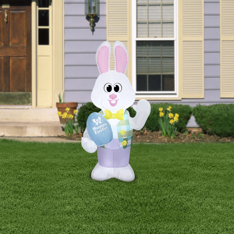 The Holiday Aisle® Lapin gonflé tenant un œuf «Joyeuses Pâques» gonflable