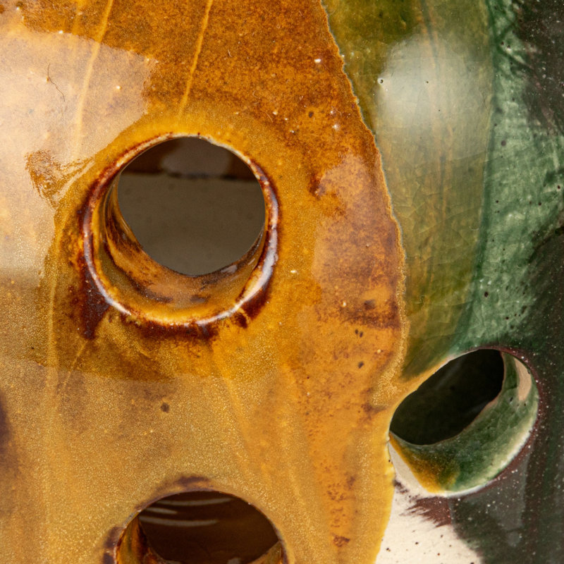 Vase décoratif en terre cuite avec découpes circulaires