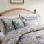 Housse de couette en coton pour très grand lit en gris avec décoration et matériaux de literie-121163507