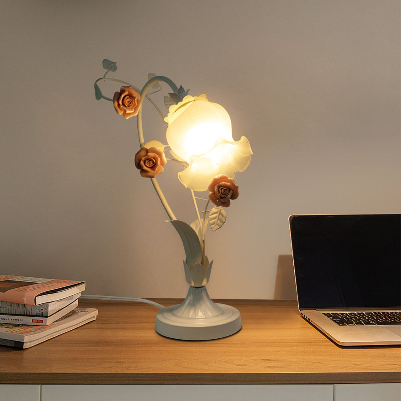 Lampe fantaisie en métal Navreet, Blanc / rose