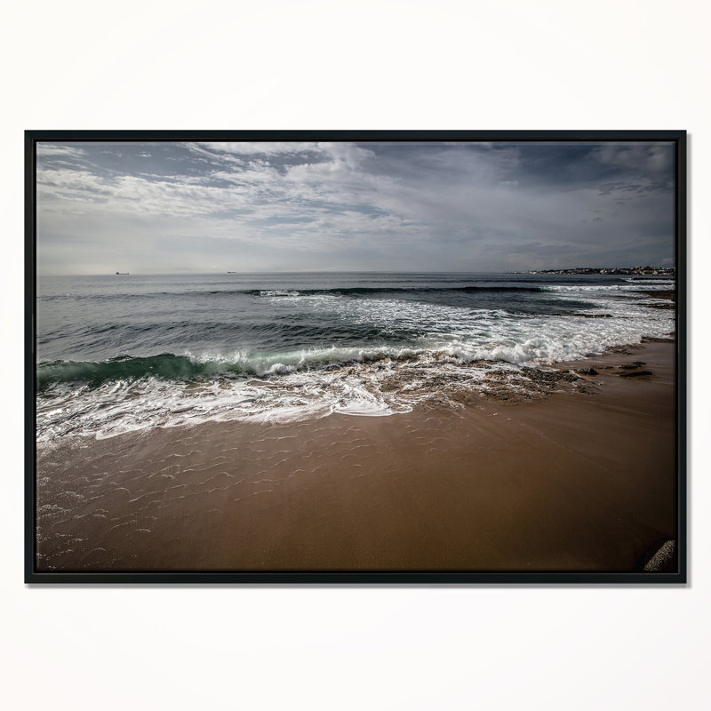«Soft Waves of Sea on Sandy Beach», photographie, H 16 po x l 32 po x P 1 po, Cadre flottant noir