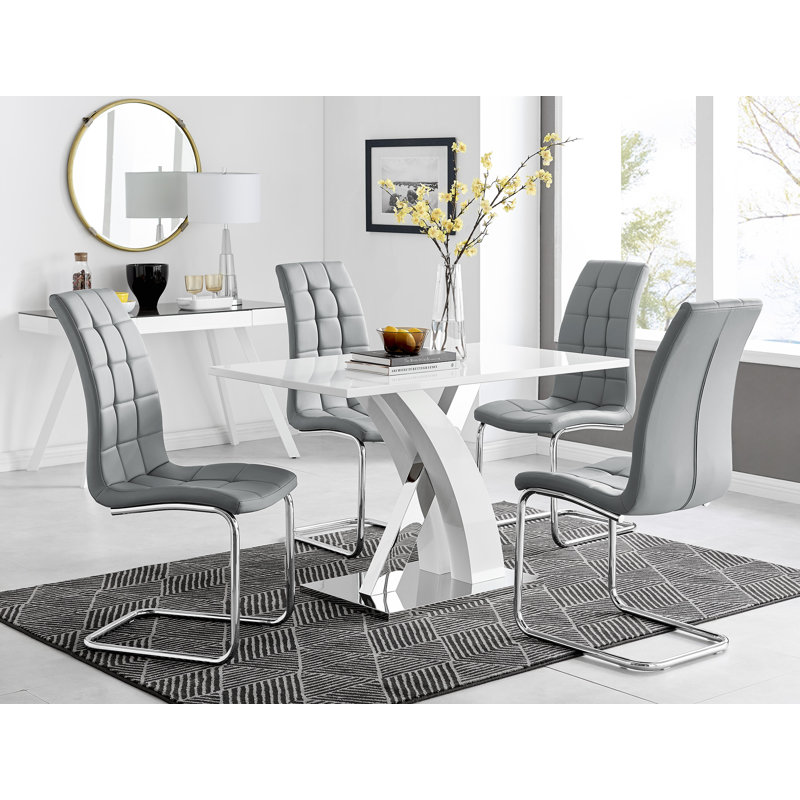 Ensemble de table de salle à manger Edzard en chrome et blanc ultrabrillant avec 4 chaises de salle à manger en similicuir de luxe