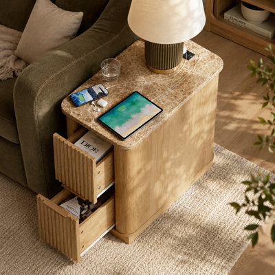 Table de bout étroite avec station de charge, table d'appoint cannelée avec plateau en faux marbre, table de chevet Boho moderne, petite table de chevet avec tiroirs et rangement pour le salon, la chambre à coucher, le chêne