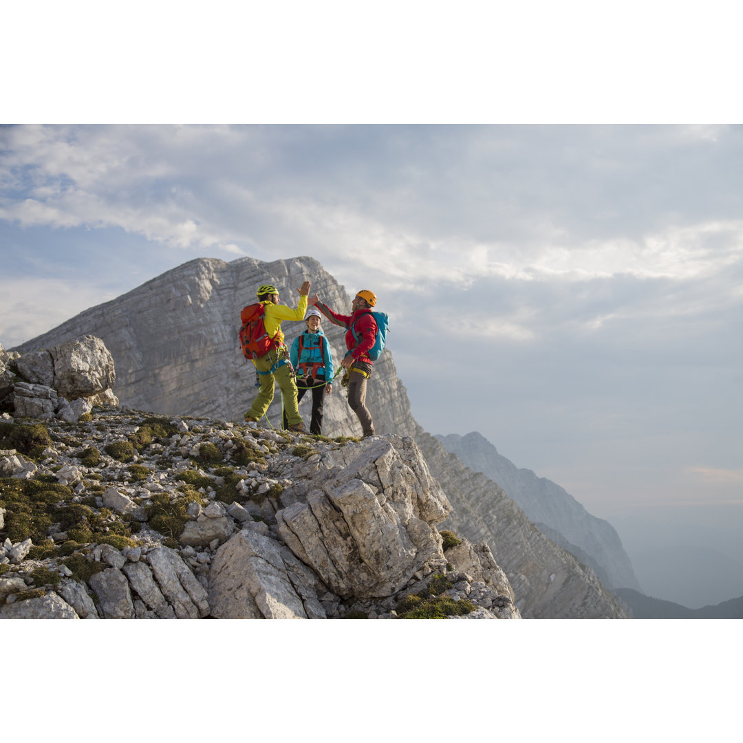 Climbers Giving High Fives von Simonkr - Druck ohne Rahmen auf Leinwand