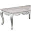 Table basse gracieuse en bois argenté - crée une atmosphère de salon élégante avec des détails qui rehaussent l'élégance