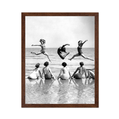 Femmes qui dansent sur la plage